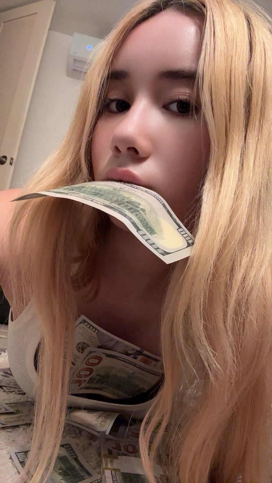 Lil Tay flexing with money